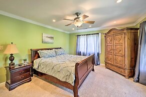 Chic Dtwn Townhouse w/ Hot Tub & Mtn Views!