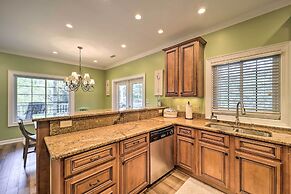 Chic Dtwn Townhouse w/ Hot Tub & Mtn Views!