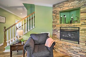 Chic Dtwn Townhouse w/ Hot Tub & Mtn Views!