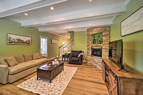 Chic Dtwn Townhouse w/ Hot Tub & Mtn Views!