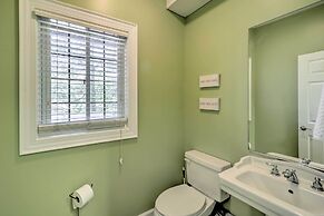 Chic Dtwn Townhouse w/ Hot Tub & Mtn Views!