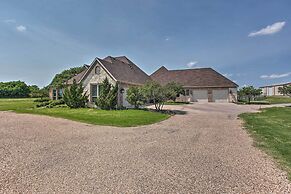 Chic Ranch Villa < 5 Mi to Lake Ray Roberts!