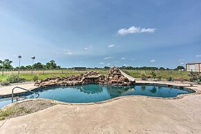 Chic Ranch Villa < 5 Mi to Lake Ray Roberts!