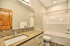 Chic Willamette Valley Home w/ Deck & Vineyard!