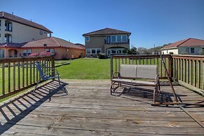 8 Mi to Kemah Boardwalk: Texas Gulf Home w/ Patio
