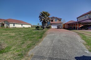 8 Mi to Kemah Boardwalk: Texas Gulf Home w/ Patio