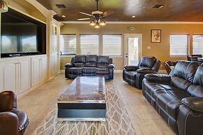 8 Mi to Kemah Boardwalk: Texas Gulf Home w/ Patio