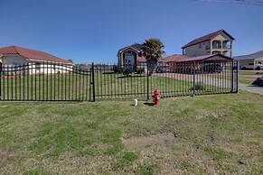 8 Mi to Kemah Boardwalk: Texas Gulf Home w/ Patio