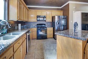 8 Mi to Kemah Boardwalk: Texas Gulf Home w/ Patio