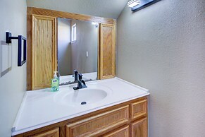 8 Mi to Kemah Boardwalk: Texas Gulf Home w/ Patio