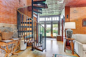 Downtown Essex Apartment - Steps to River!