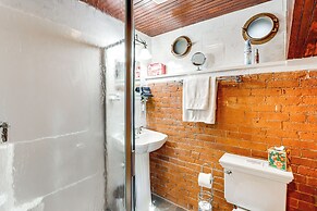 Downtown Essex Apartment - Steps to River!