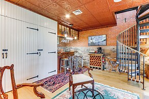Downtown Essex Apartment - Steps to River!