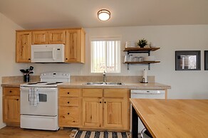 Utah Retreat - Hot Tub, Deck & Near National Parks