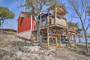 Kerrville Converted Barn Tiny Home w/ Kayaks!