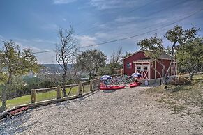 Kerrville Converted Barn Tiny Home w/ Kayaks!
