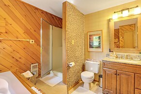 Walk to Restaurants: Lake Harmony Townhome!