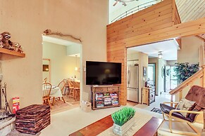 Walk to Restaurants: Lake Harmony Townhome!