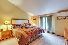 Walk to Restaurants: Lake Harmony Townhome!