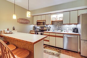 Walk to Restaurants: Lake Harmony Townhome!