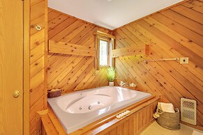 Walk to Restaurants: Lake Harmony Townhome!