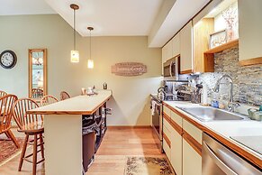 Walk to Restaurants: Lake Harmony Townhome!