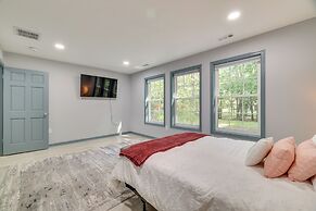 Deck & Fire Pits: Immaculate Poconos Lodge!