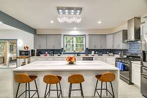 Deck & Fire Pits: Immaculate Poconos Lodge!