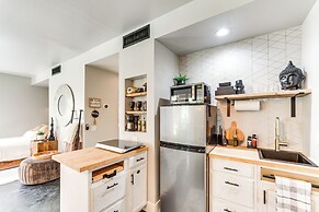 Near Golf: Indian Wells Studio w/ Pool Access