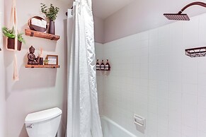 Near Golf: Indian Wells Studio w/ Pool Access