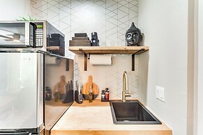 Near Golf: Indian Wells Studio w/ Pool Access