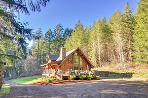 Luxe Cabin in the Woods ~ 35 Mi to Portland!