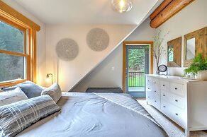 Luxe Cabin in the Woods: Walk to Lake!
