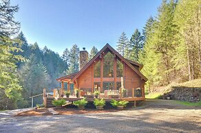 Luxe Cabin in the Woods ~ 35 Mi to Portland!