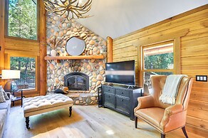 Luxe Cabin in the Woods: Walk to Lake!