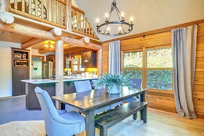 Luxe Cabin in the Woods: Walk to Lake!