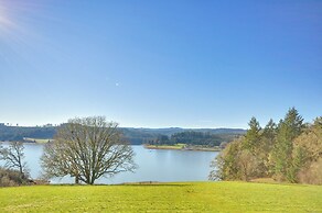 Luxe Cabin in the Woods: Walk to Lake!