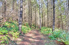 Luxe Cabin in the Woods: Walk to Lake!