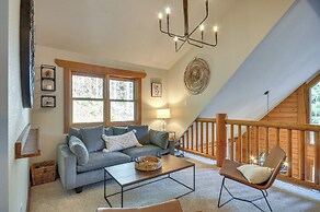 Luxe Cabin in the Woods: Walk to Lake!