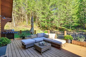 Luxe Cabin in the Woods: Walk to Lake!