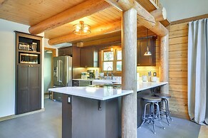 Luxe Cabin in the Woods: Walk to Lake!