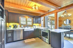 Luxe Cabin in the Woods: Walk to Lake!