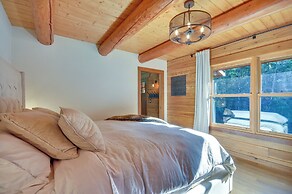 Luxe Cabin in the Woods: Walk to Lake!