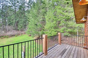 Luxe Cabin in the Woods: Walk to Lake!