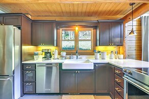 Luxe Cabin in the Woods: Walk to Lake!