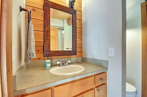 Luxe Cabin in the Woods: Walk to Lake!