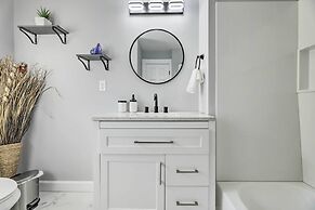 Lakefront Home: 2 Mi to Air Line State Park Trail!