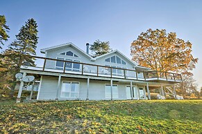 Luxurious Oceanfront Flanders Bay Home w/ Kayaks!