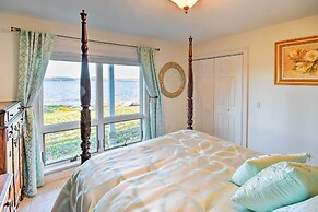 Luxurious Oceanfront Flanders Bay Home w/ Kayaks!