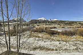 Silverthorne Townhome w/ Hot Tub & Mountain Views!